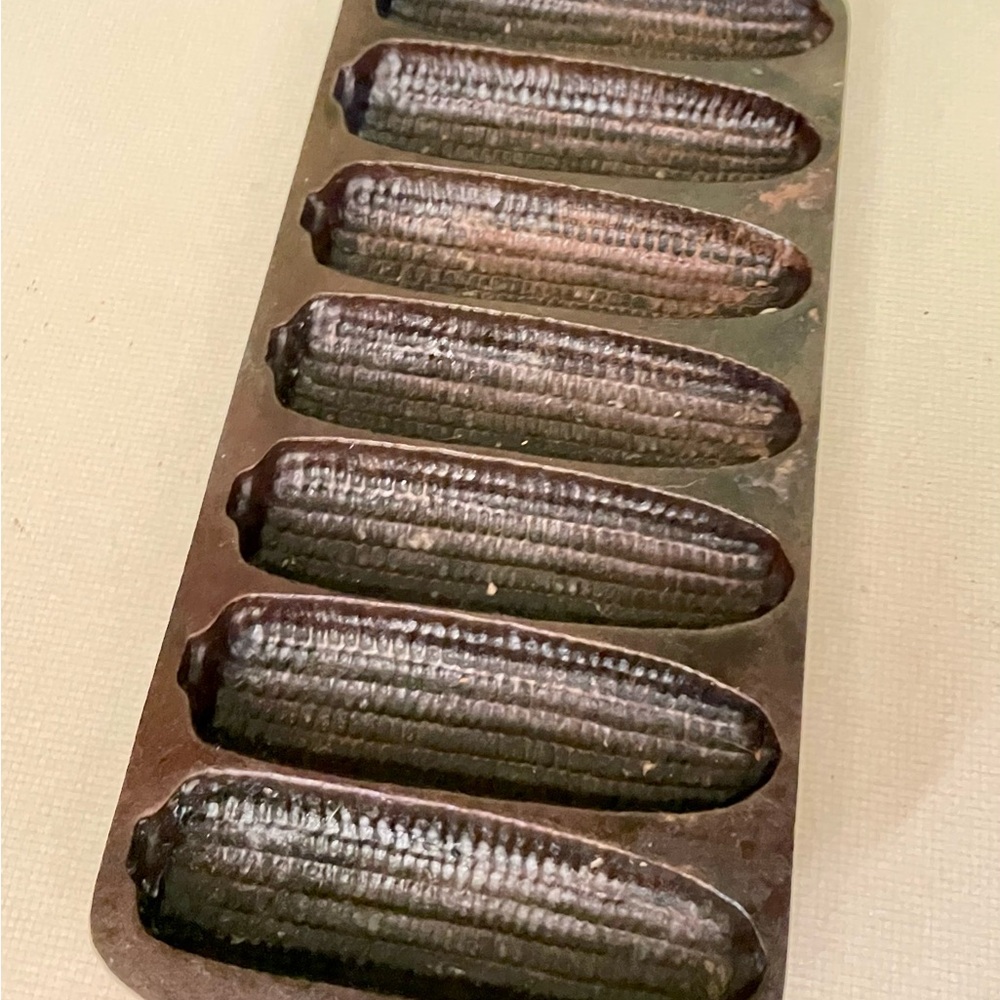 The Lodge 27C Cast Iron Cornbread Pan